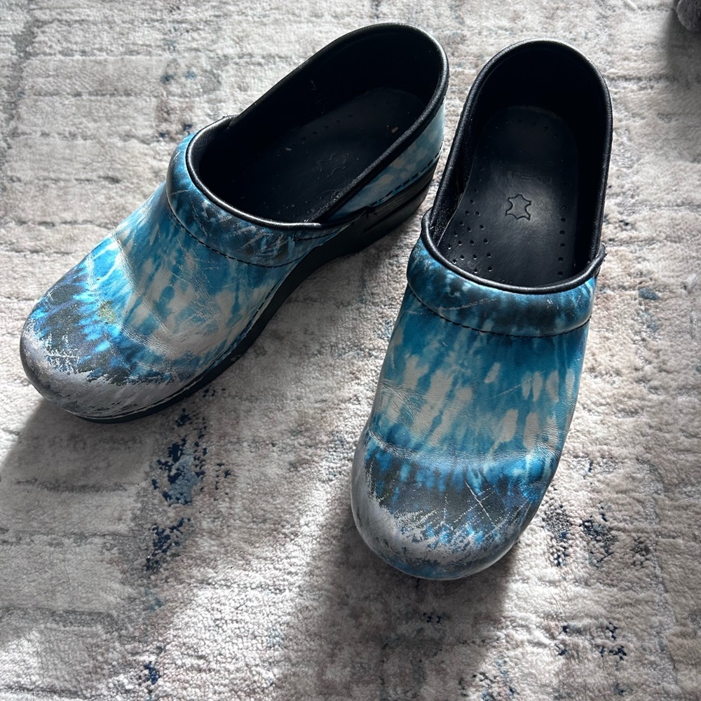 Tie dye blue dansko clogs